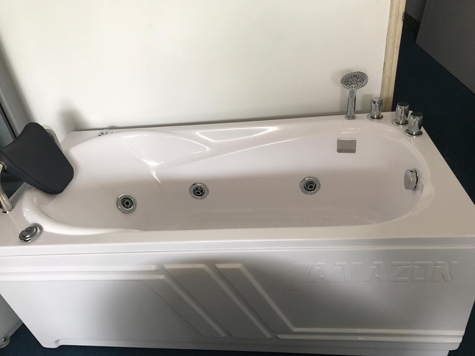 Bồn tắm massage Amazon TP-8006 giá rẻ kích thước 1500x750x600mm
